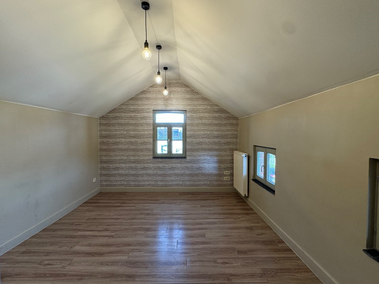 Veelzijdig handelspand op toplocatie te Sint-Eloois-Vijve 