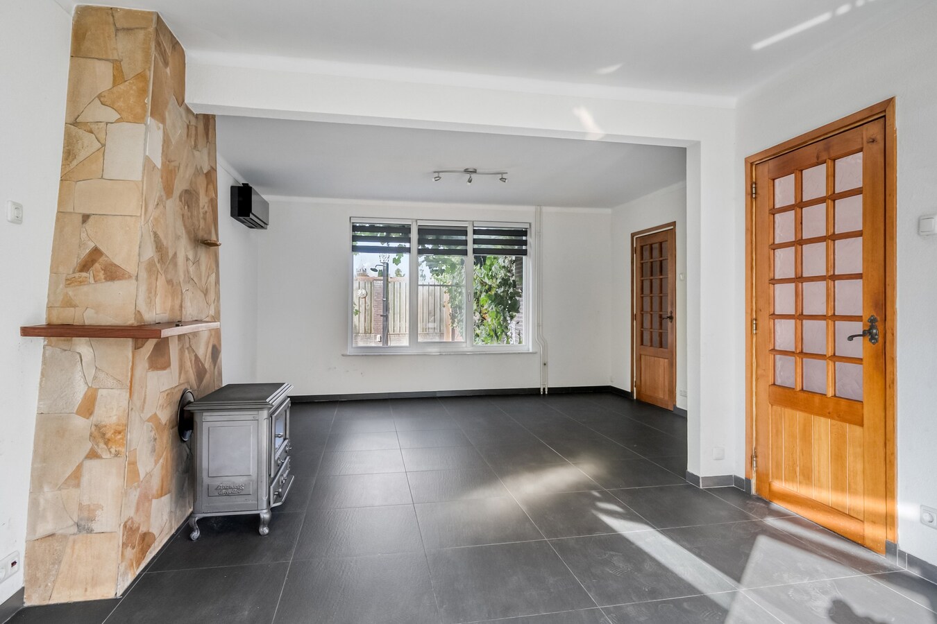 Volledig gerenoveerde woning met garage en carport gelegen aan de Beukenlaan 13 te Reusel. 