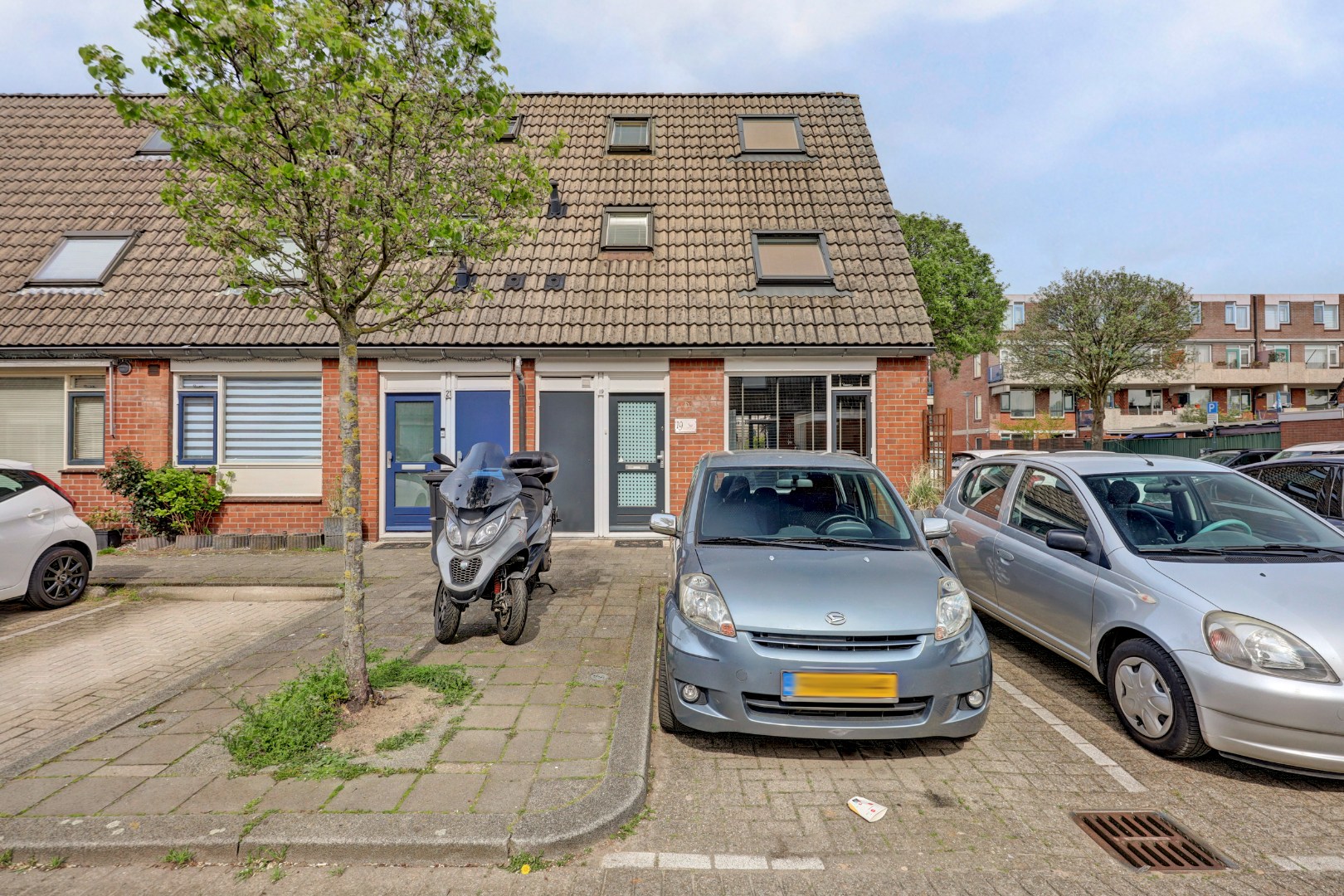 Instap klaar en moderne 4-kamer hoekwoning met 3 ruime slaapkamers, fraaie keuken en badkamer, onderhoudsvriendelijke tuin en gelegen op eigen grond. 