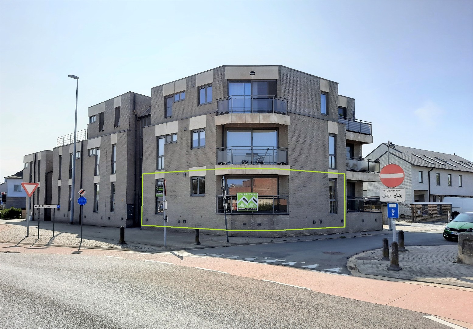 GELIJKVLOERS APPARTEMENT MET GARAGE 