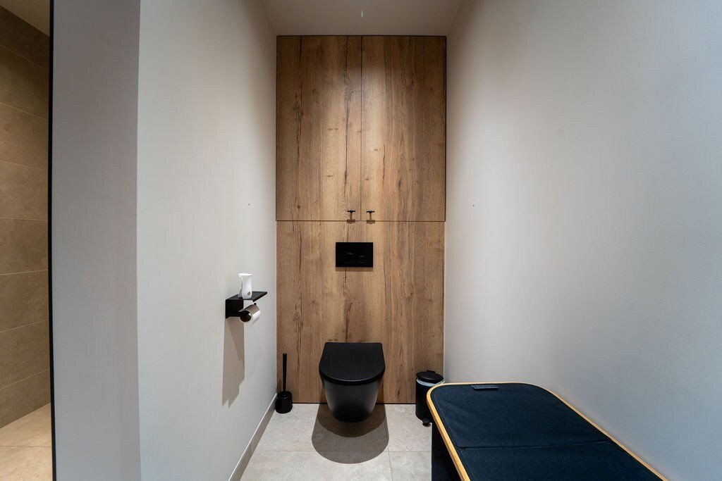 PRACHTIG GERENOVEERDE WONING MET 3 SLAAPKAMERS, 2 BADKAMERS, INPANDIGE GARAGE EN PAARDENSTALLINGEN MET ENERGIEZUINIG EPC TE WIJER (NIEUWERKERKEN) 