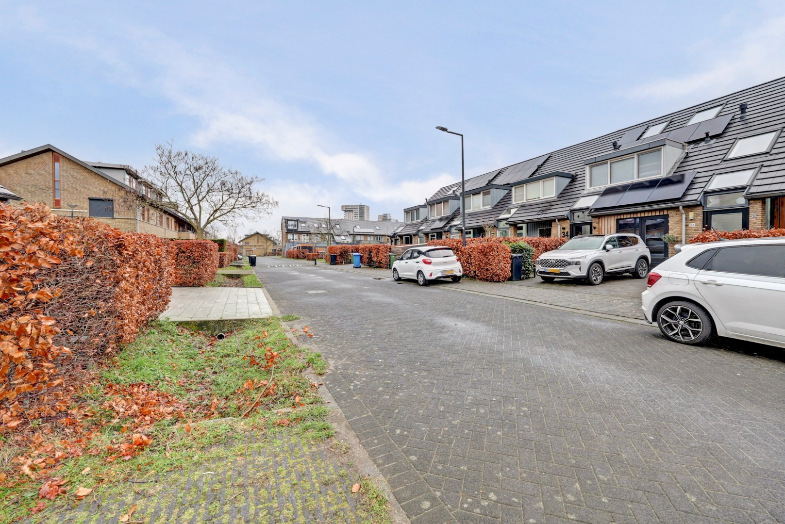 In de jonge woonwijk Nesselande in deelplan Haag en Park gelegen 5 kamer tussenwoning met houten berging en parkeerplaats op 131 m² eigen grond. 