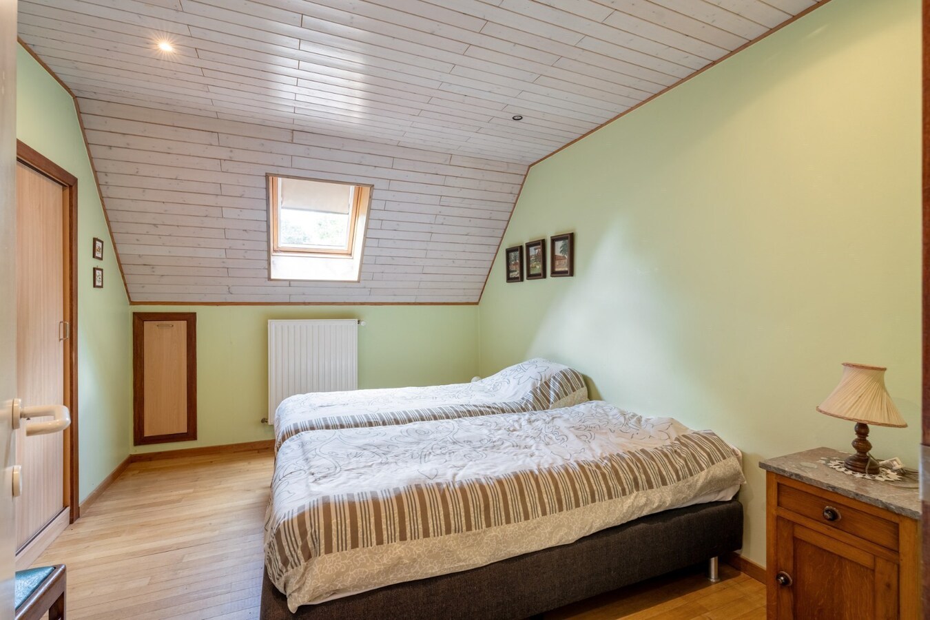 Ruim, karaktervol landhuis met parkachtige tuin op perceel van 16a29ca. 