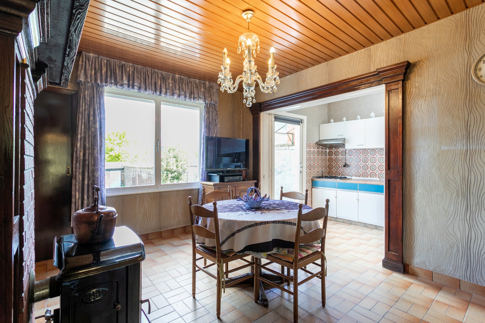 Te renoveren, karaktervolle woning met tal van mogelijkheden en tuin 