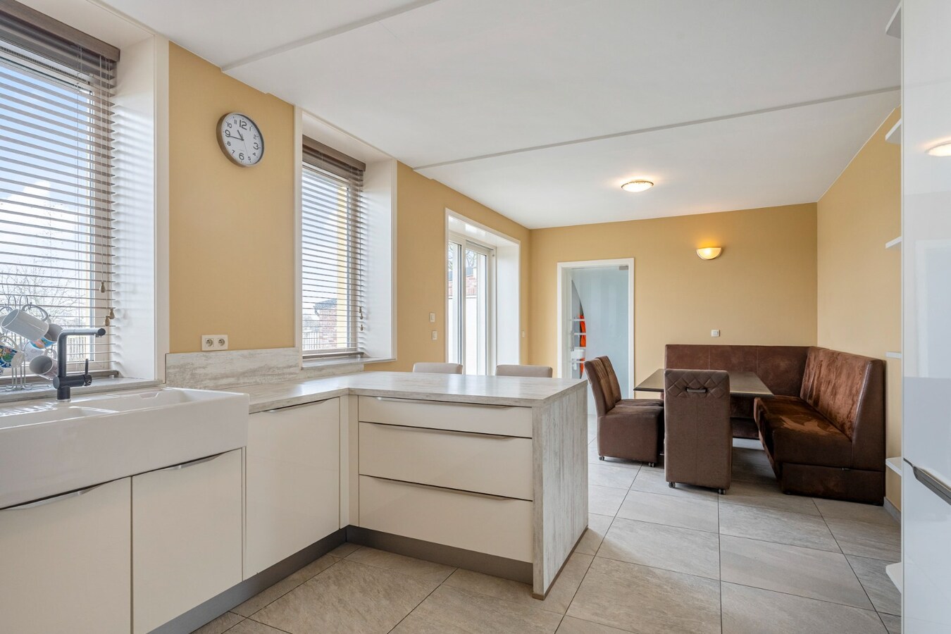 Vrijstaande, zeer verzorgde woning met aangrenzende, uitgeruste stalling/loods op een perceel van 72a14ca 