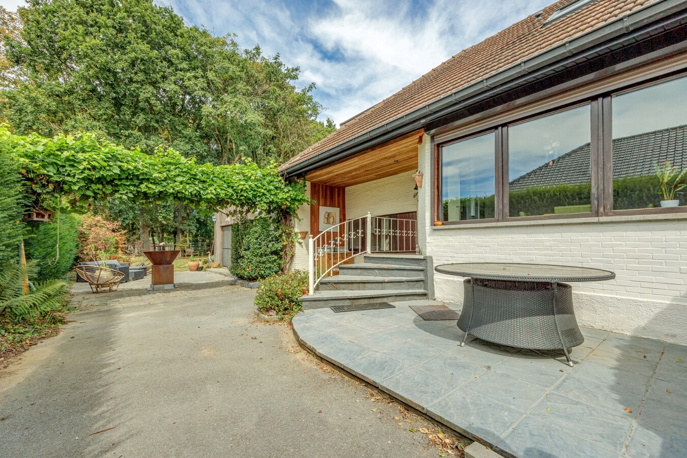 Kangoeroe/praktijk woning met 5 slaapkamers en prachtig open zicht 