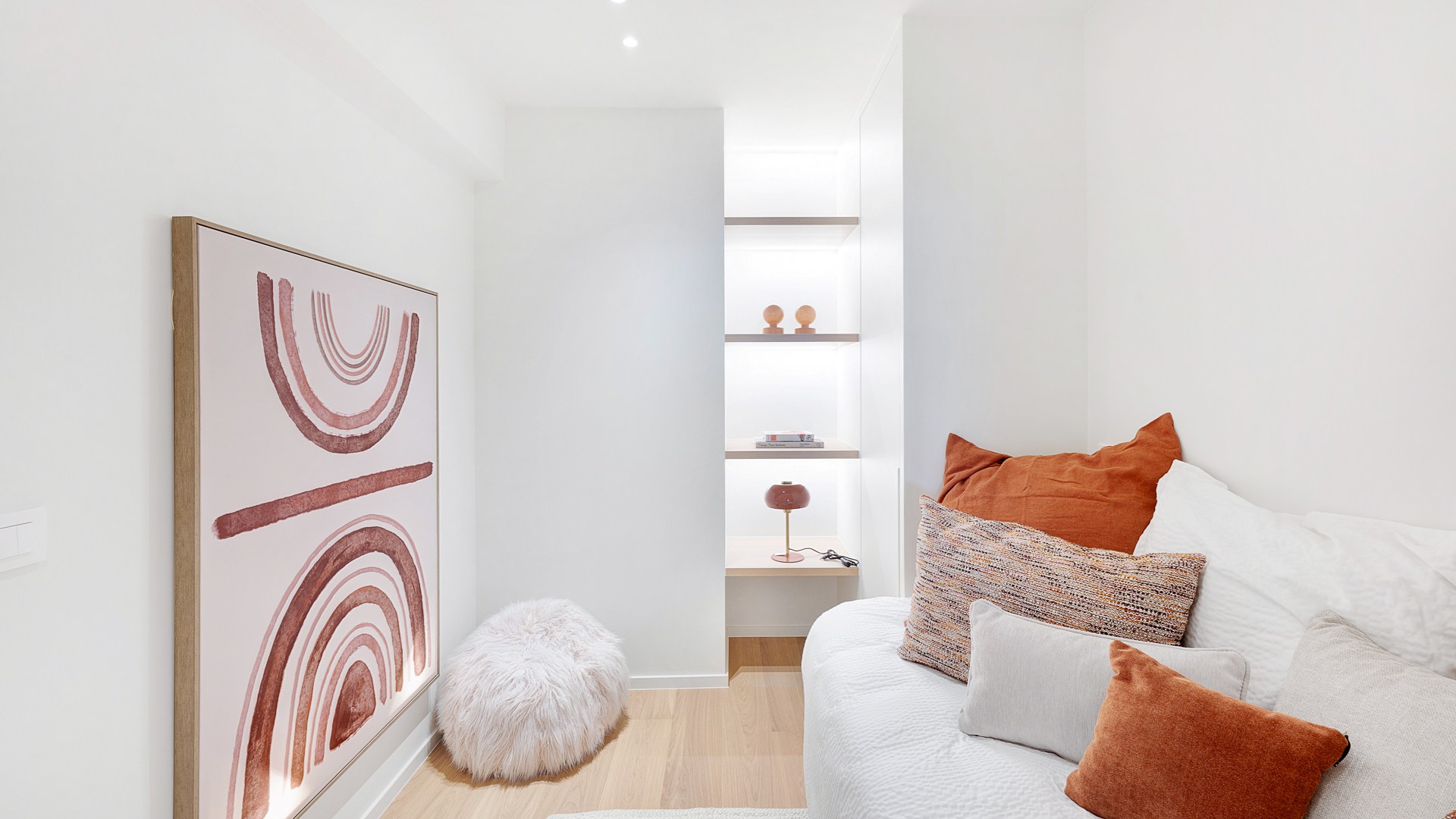 Op een absolute topligging aan de zeedijk in het Zoute bevindt zich dit prachtig gerenoveerde appartement op de eerste verdieping van een standingvolle residentie, met een gevelbreedte van 5,20 meter 