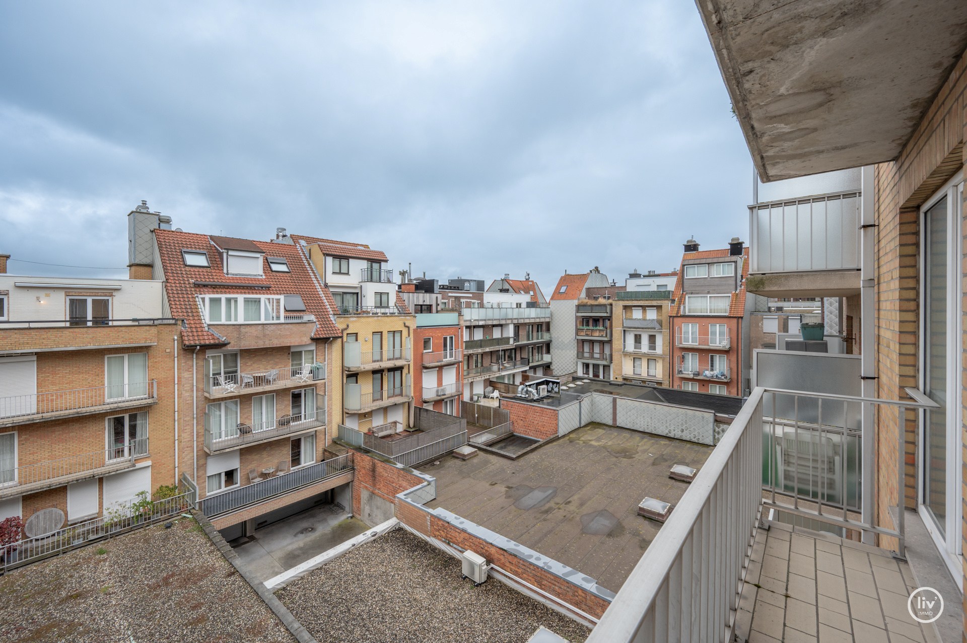 Aangenaam ruim 2 slaapkamerappartement met garage in het gebouw te Lippenslaan gelegen. 