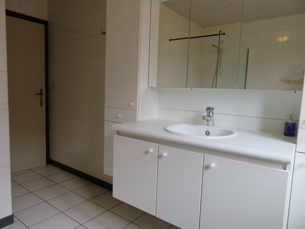 Verzorgde gezinswoning gelegen in een rustige omgeving op een perceel van 10a, met 3 slaapkamers en fraaie tuin. 