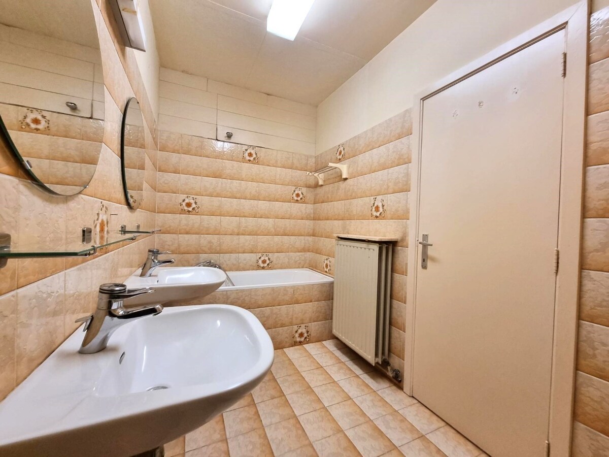 Uitzonderlijk ruim (129m²) en breed (+-10,45m) appartement met drie slaapkamers + mogelijkheid garage 