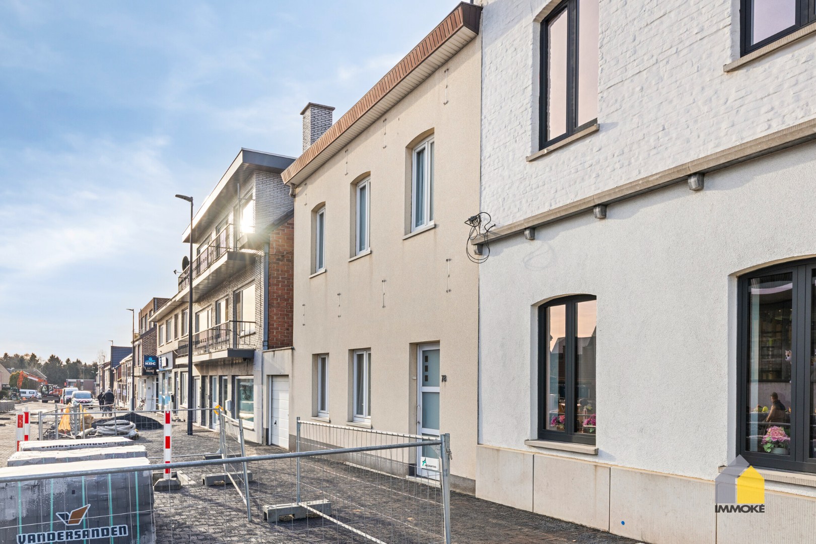 Te renoveren woning met 4 slpks, polyvalente ruimte en knusse tuin. 