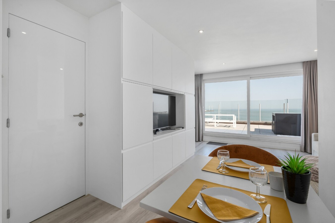 Exclusief hoekpenthouse met uitzonderlijk zeezicht en riant zonneterras in Heist. 