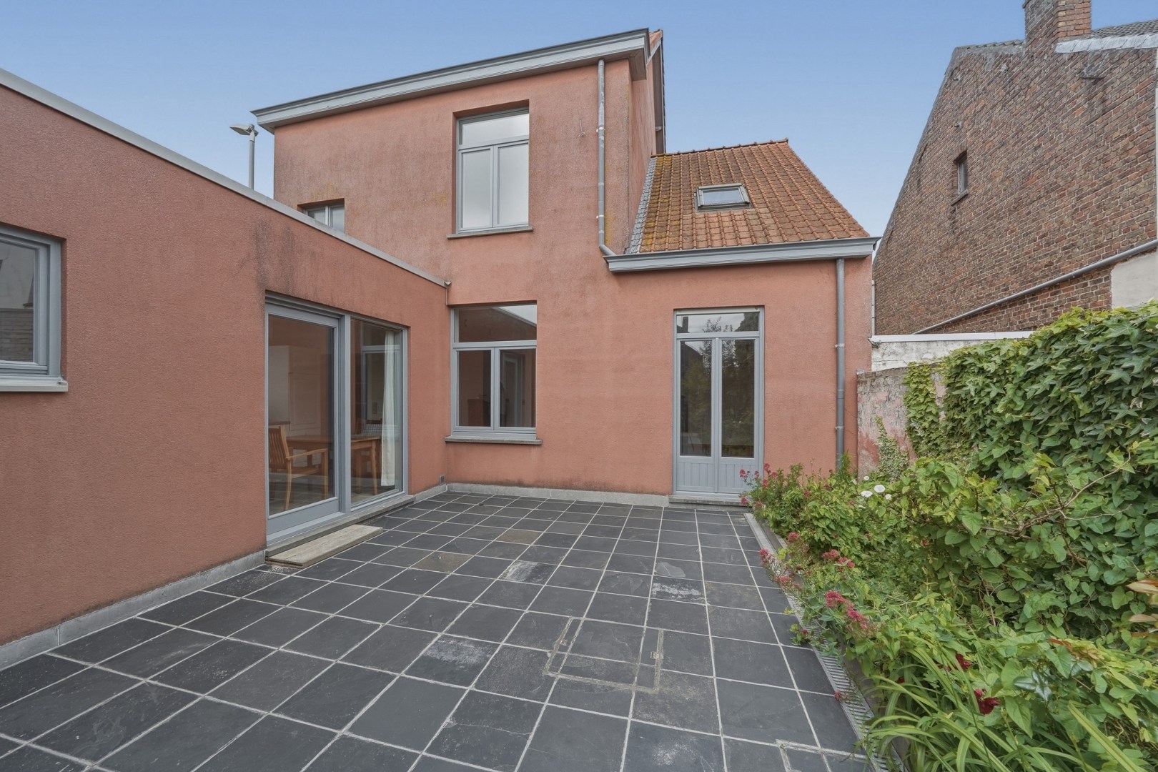 Karaktervolle instapklare hoekwoning met inpandige garage en zonnige stadstuin 