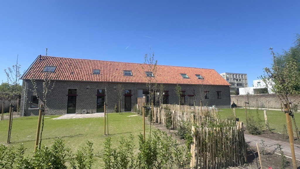 Kantoor te huur in prachtig gerenoveerde vierkantshoeve te Zwijnaarde
