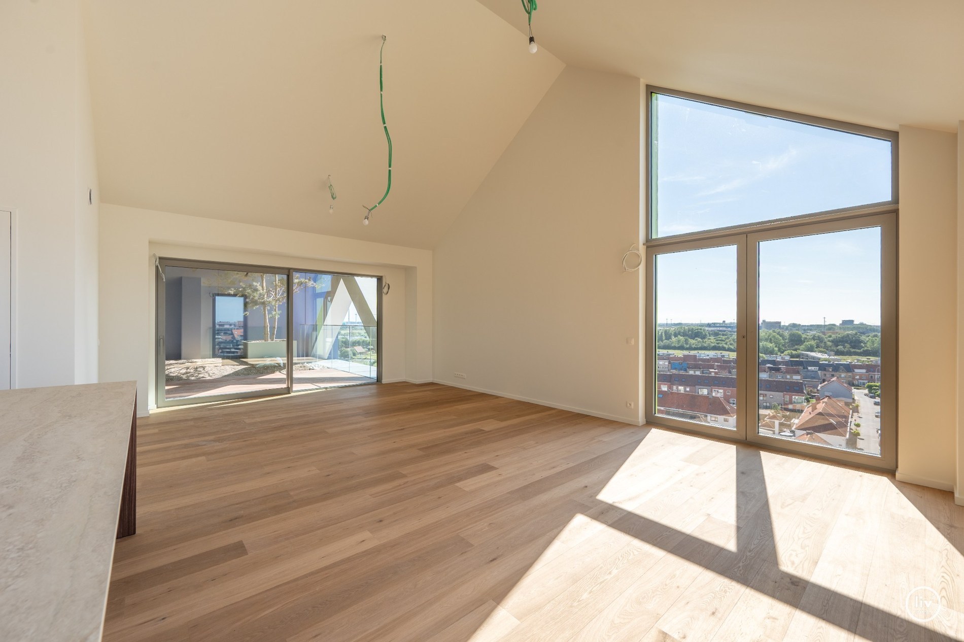Journée portes ouvertes le dimanche 26/07 (entre 9h et 14h) à Maes et Boerenboomplein à Heist : Appartement de 3 chambres idéalement situé au Res. Hoost avec une grande terrasse orientée plein sud. 