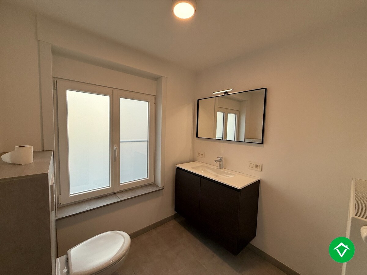 Ruime halfopen bebouwing met 3 slaapkamers, en dubbele garage te Sint-Eloois-Winkel 