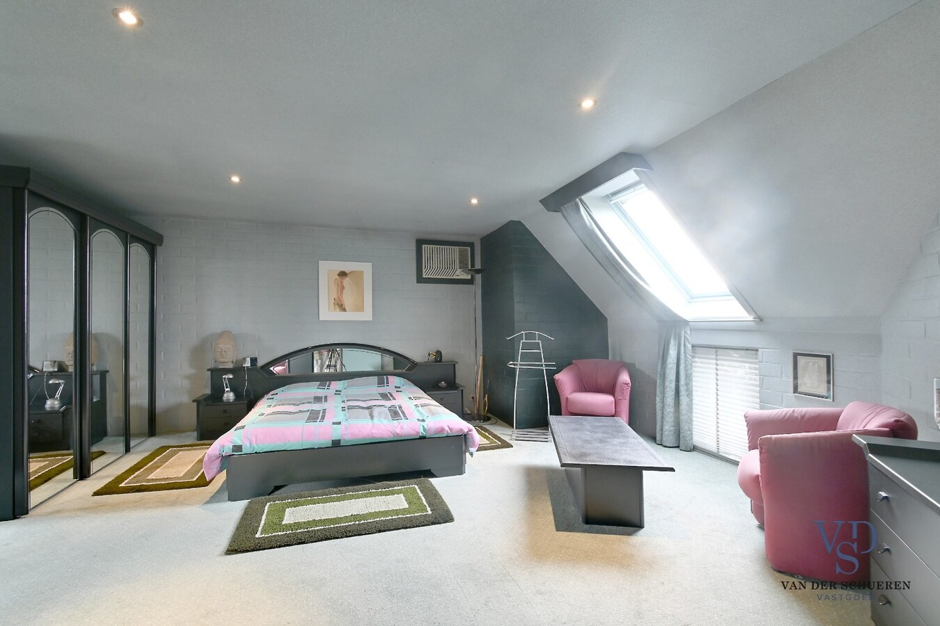 Ruim handelspand met penthouse in villastijl 