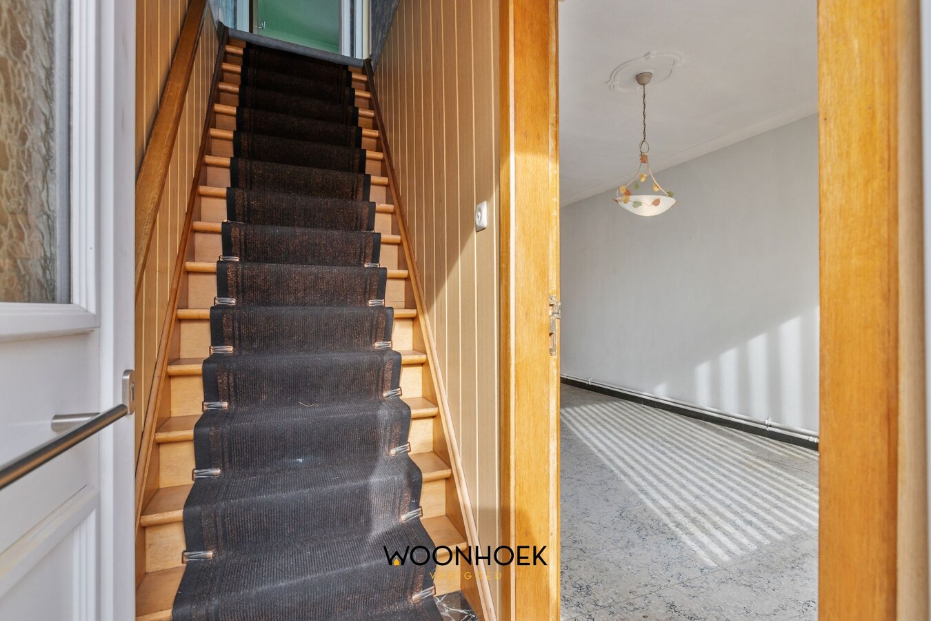 Halfopen bebouwing met 3 slaapkamers &amp; zij-ingang. 