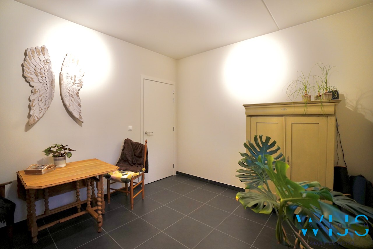 Gelijkvloers appartement met tuin en garage te OOSTEEKLO ! 