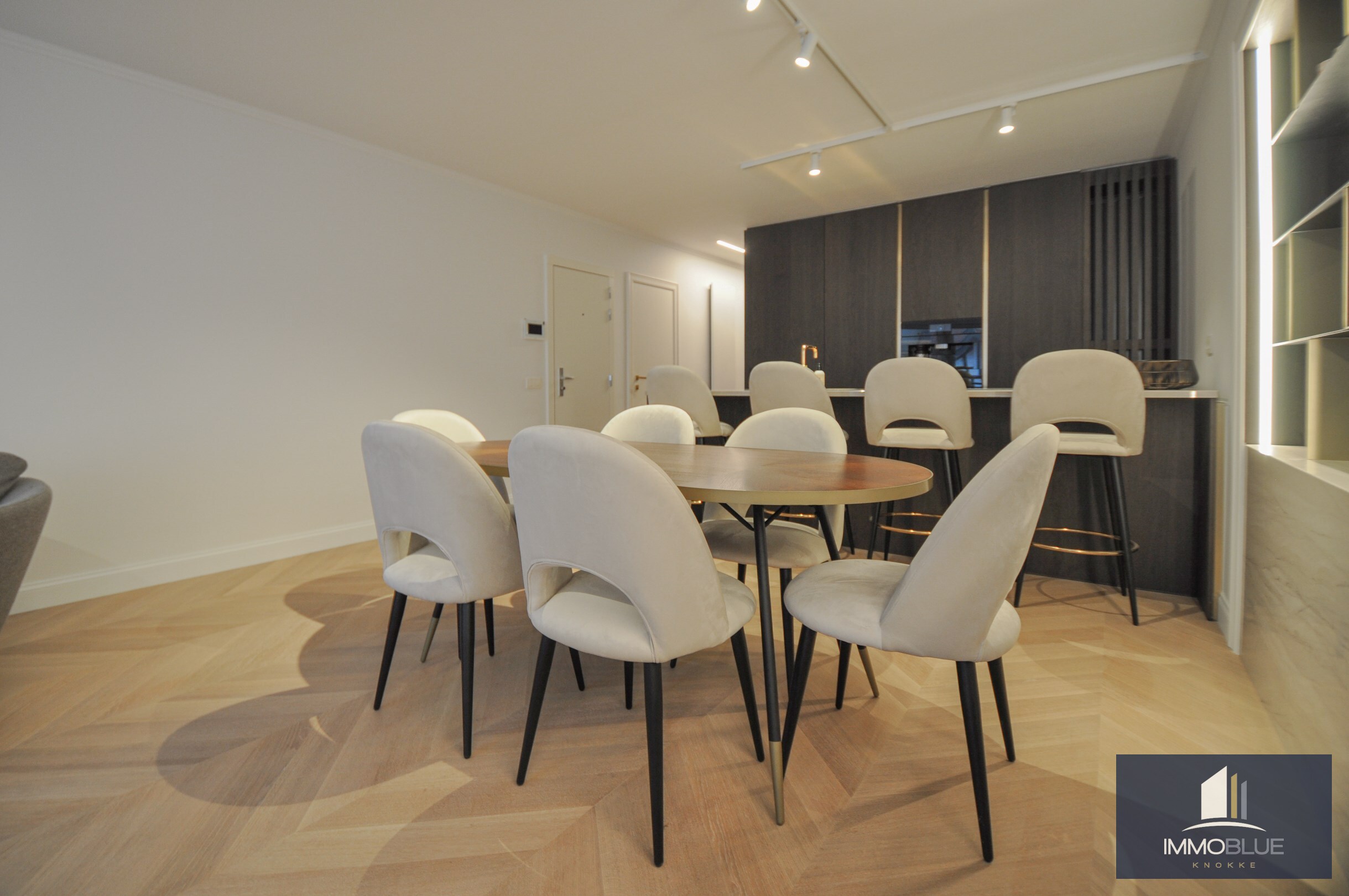 Hoogwaardig volledig gerenoveerd appartement met zijdelings zeezicht en zicht op de Kustlaan. 