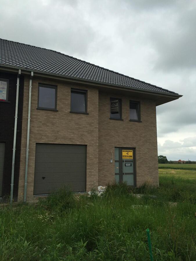 PRACHTIGE HALF OPEN BEBOUWING MET TUIN 