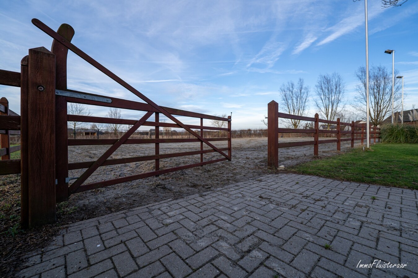 Karakteristieke villa met paardenaccommodatie op ca. 9.680 m2 te Tisselt (Willebroek) 