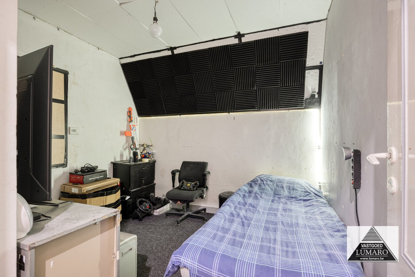 Charmante, op te knappen woning op perceel van 4.600 m² 