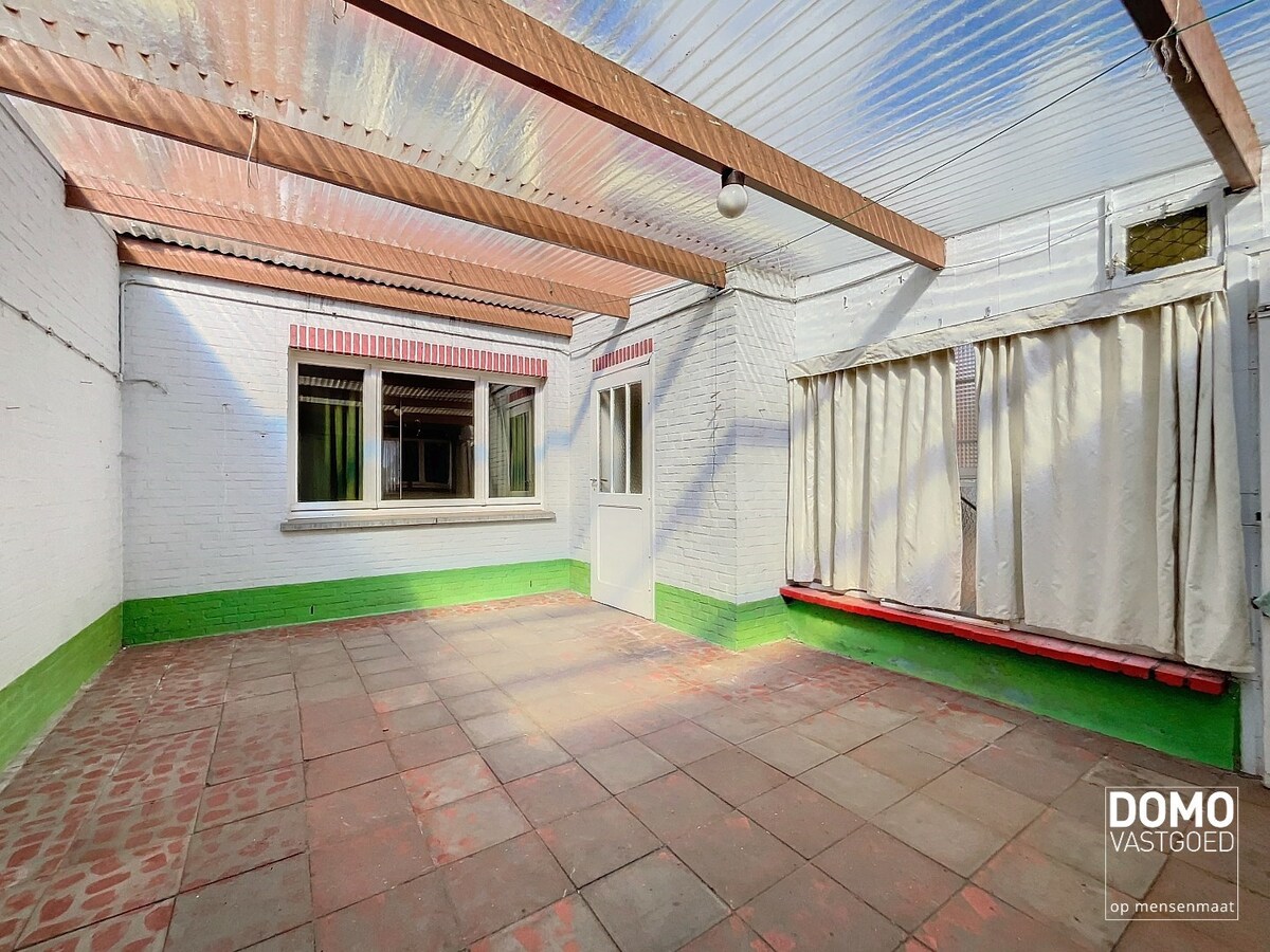 TE RENOVEREN HALFOPEN WONING MET TUIN EN GARAGE OP 8A 67CA TE KURINGEN 