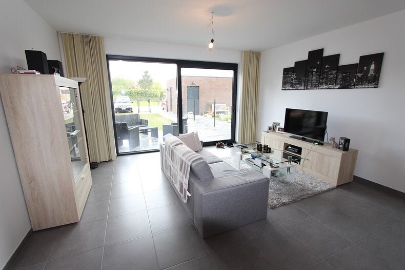 Gelijkvloers nieuwbouwappartement te Ieper met één slpkmr en autostaanplaats 