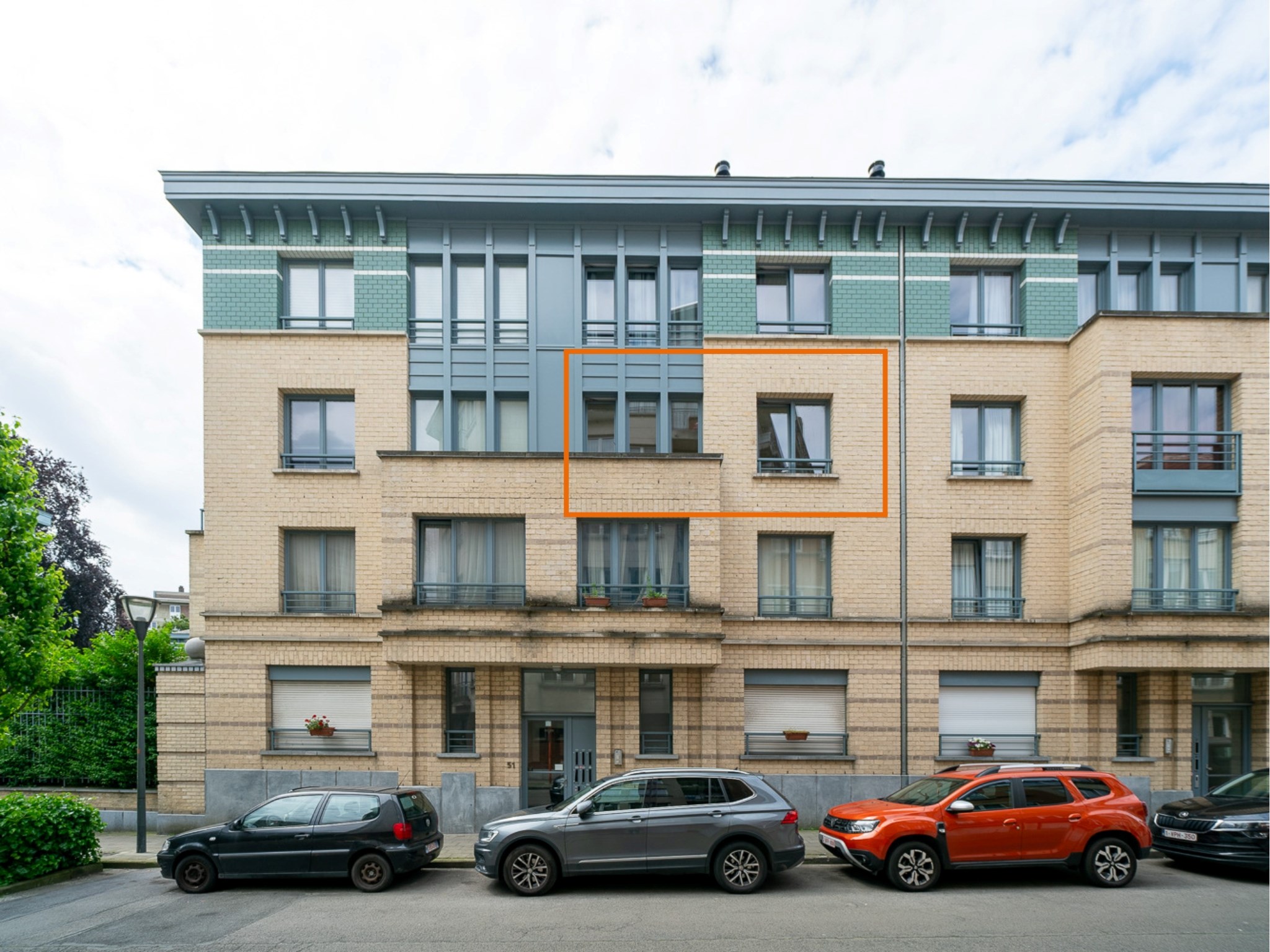 Recent 2-slaapkamer appartement met kelder 