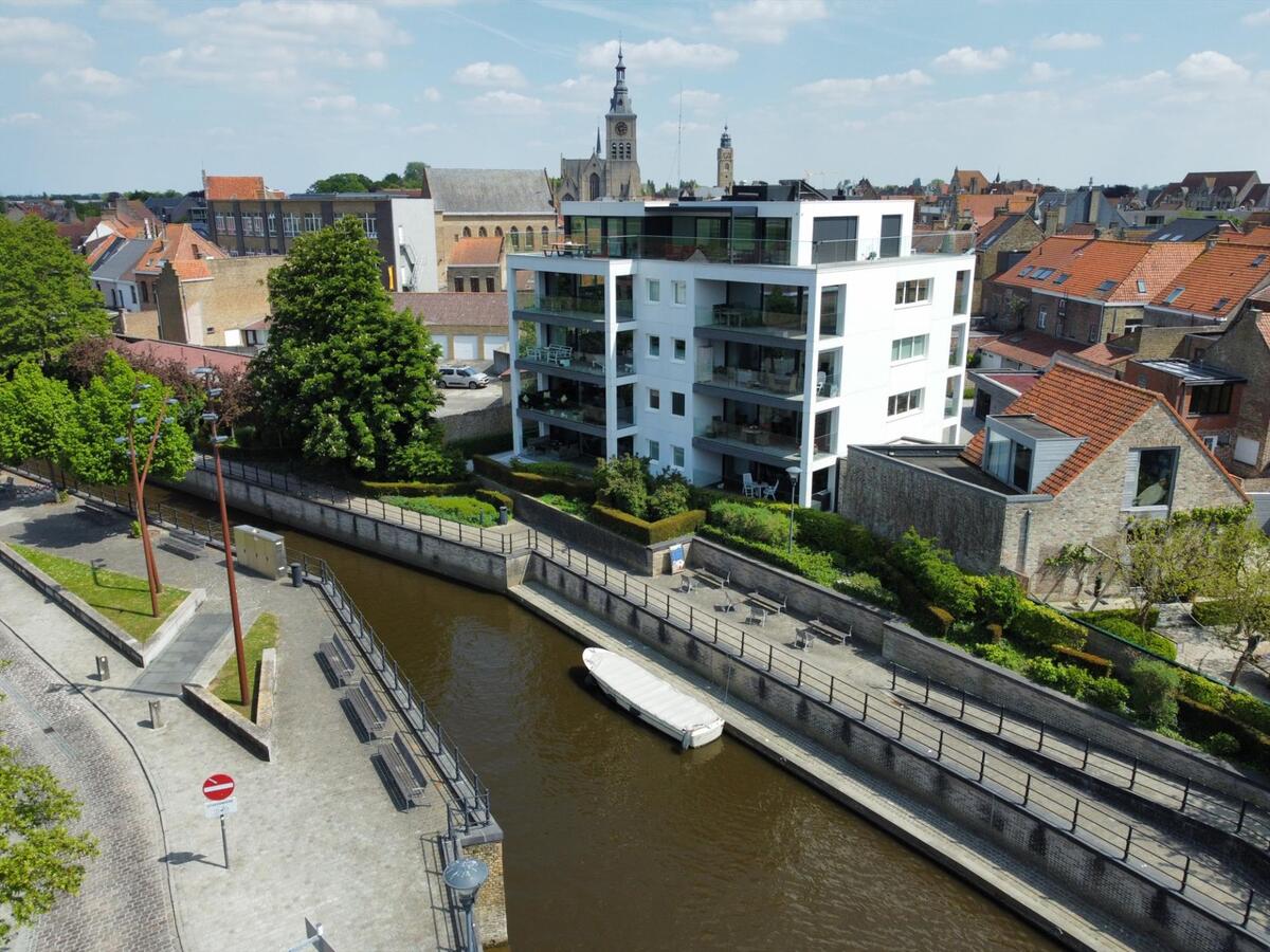 Ruim uniek  gelegen bemeubeld appartement met 2 slaapkamers en garage te Diksmuide 