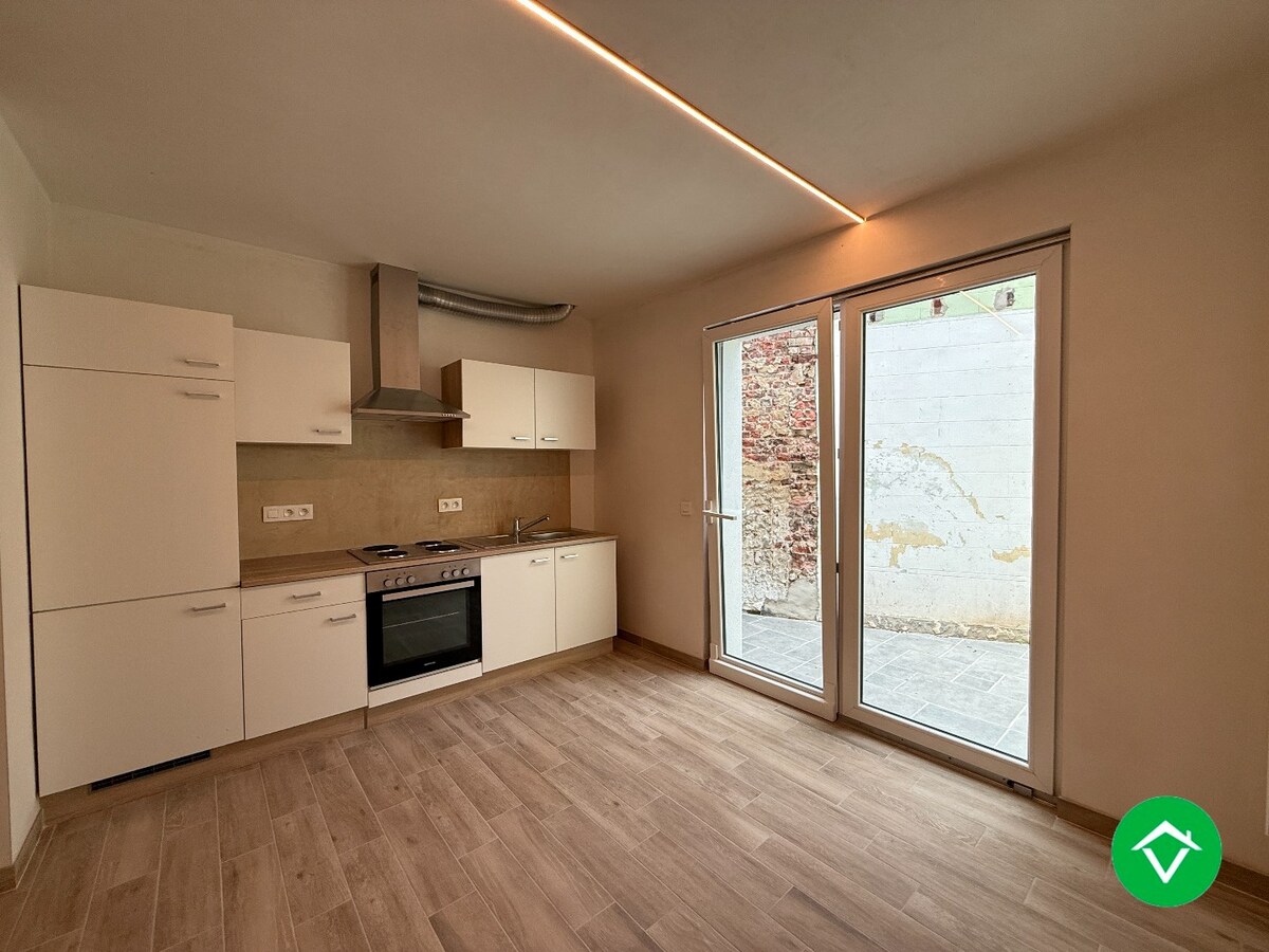 Gerenoveerde woning twee slaapkamers en koer in centrum Roeselare 