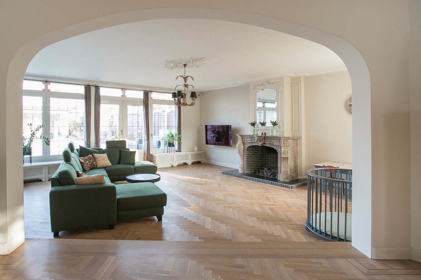 Riante vrijstaande villa met rieten dak gelegen op een perceel van 1.240 m2. 