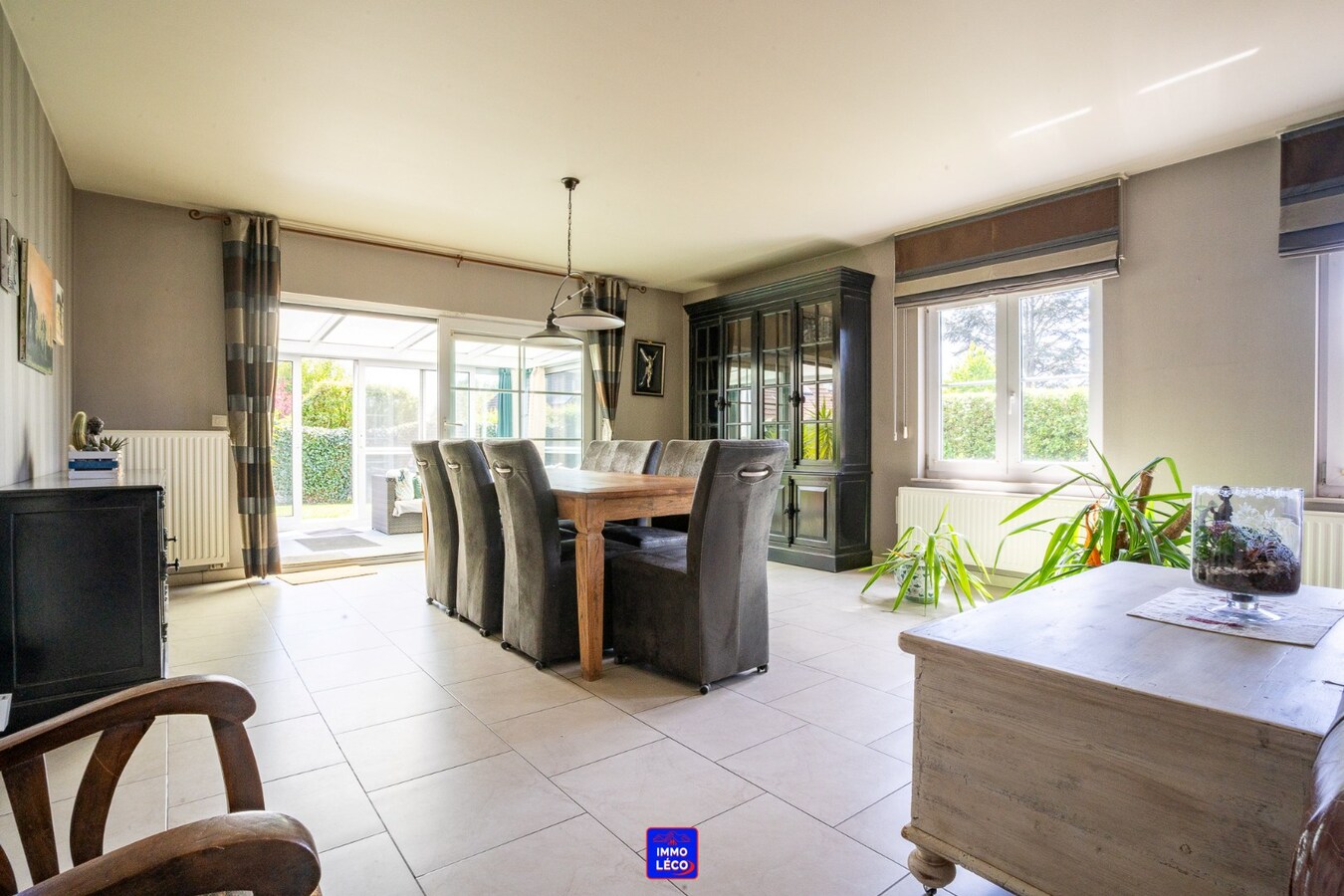 Plain-Pied érigé sur 808m², clos résidentiel prisé, garage et carport, COUP DE COEUR ! 