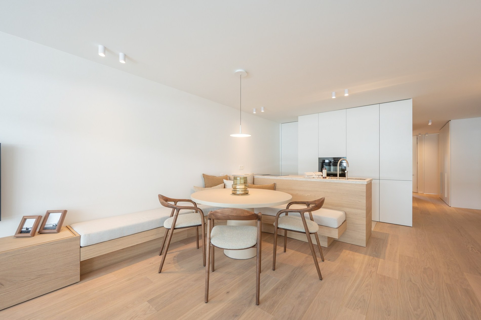 Appartement exclusivement rénové avec 3 chambres à vendre près de la plage d'Albert et de la place de la Lumière. 