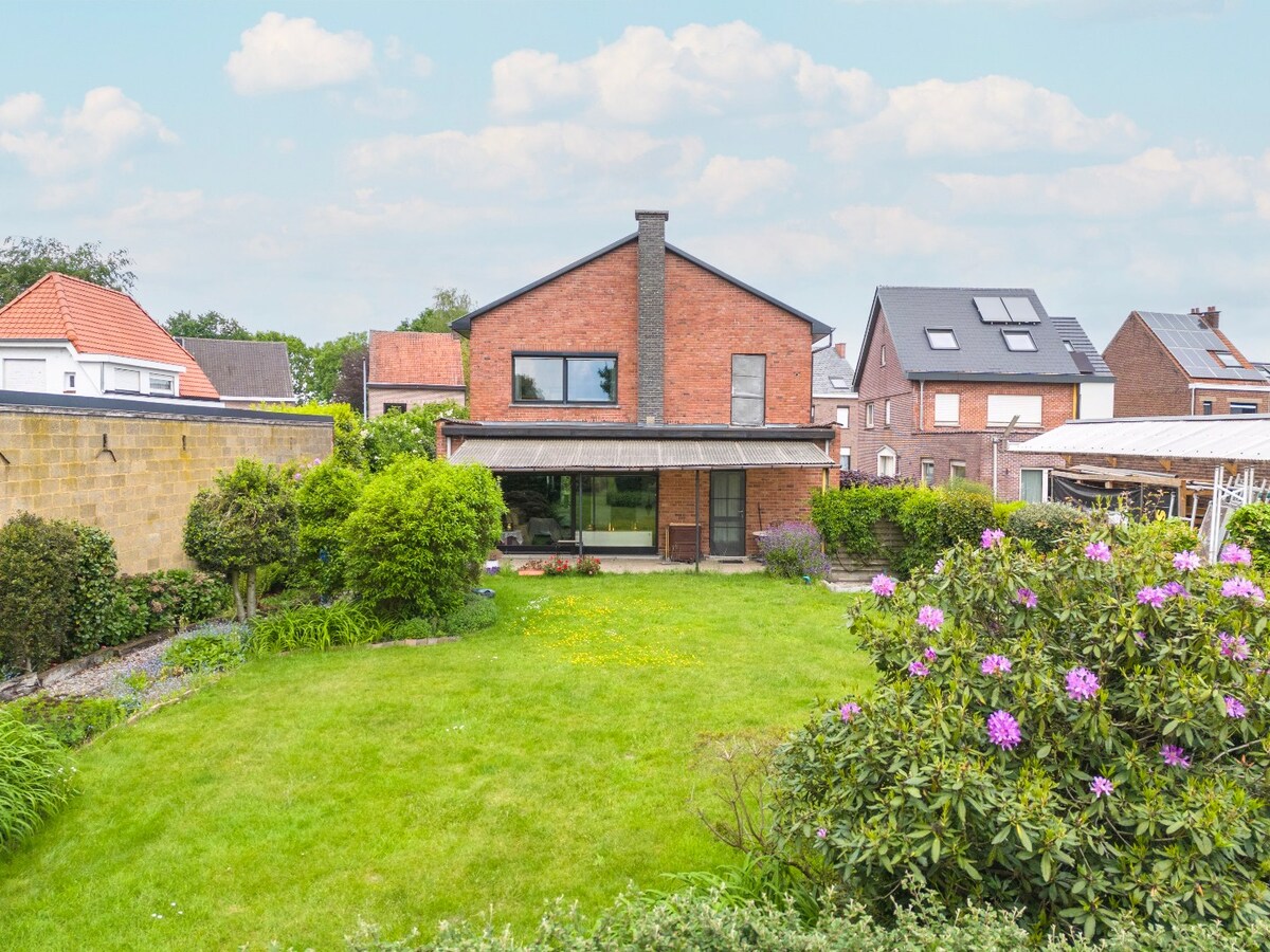Stevige en ruime OB op gunstige locatie te Erembodegem 