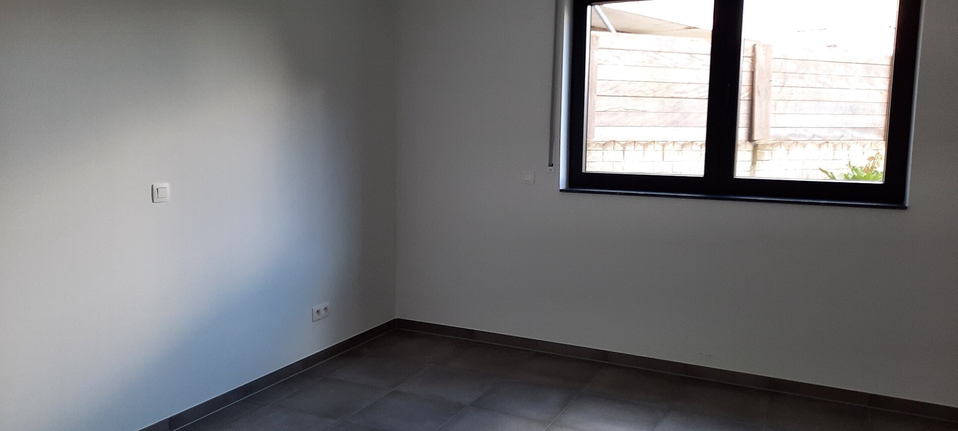 Een prachtig nieuwbouw gelijkvloers appartement met 2 slaapkamers, terras en inpandige autostandplaats. 