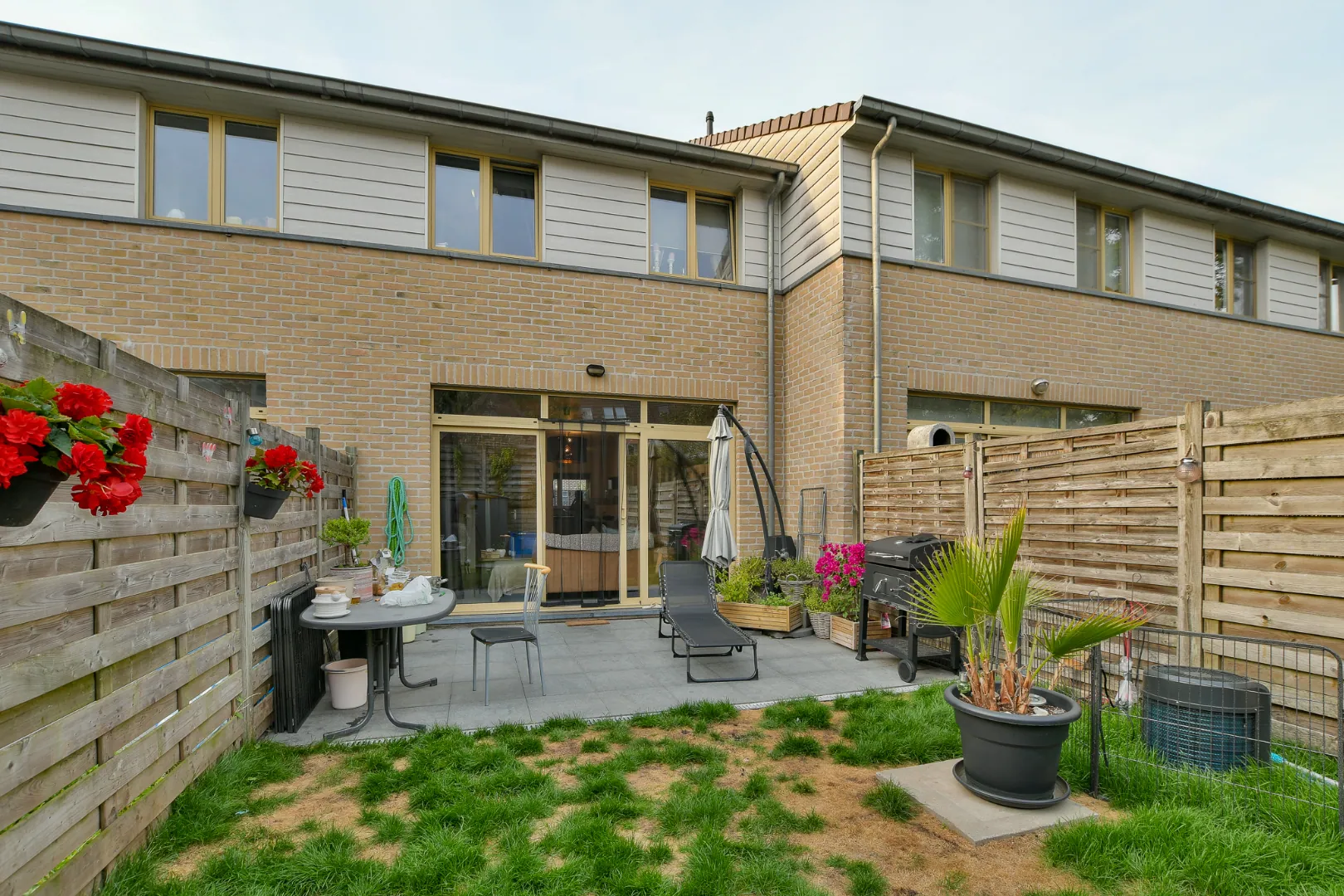 Moderne rijwoning met 3 slaapkamers, zonnige tuin en carport te Oudenburg centrum