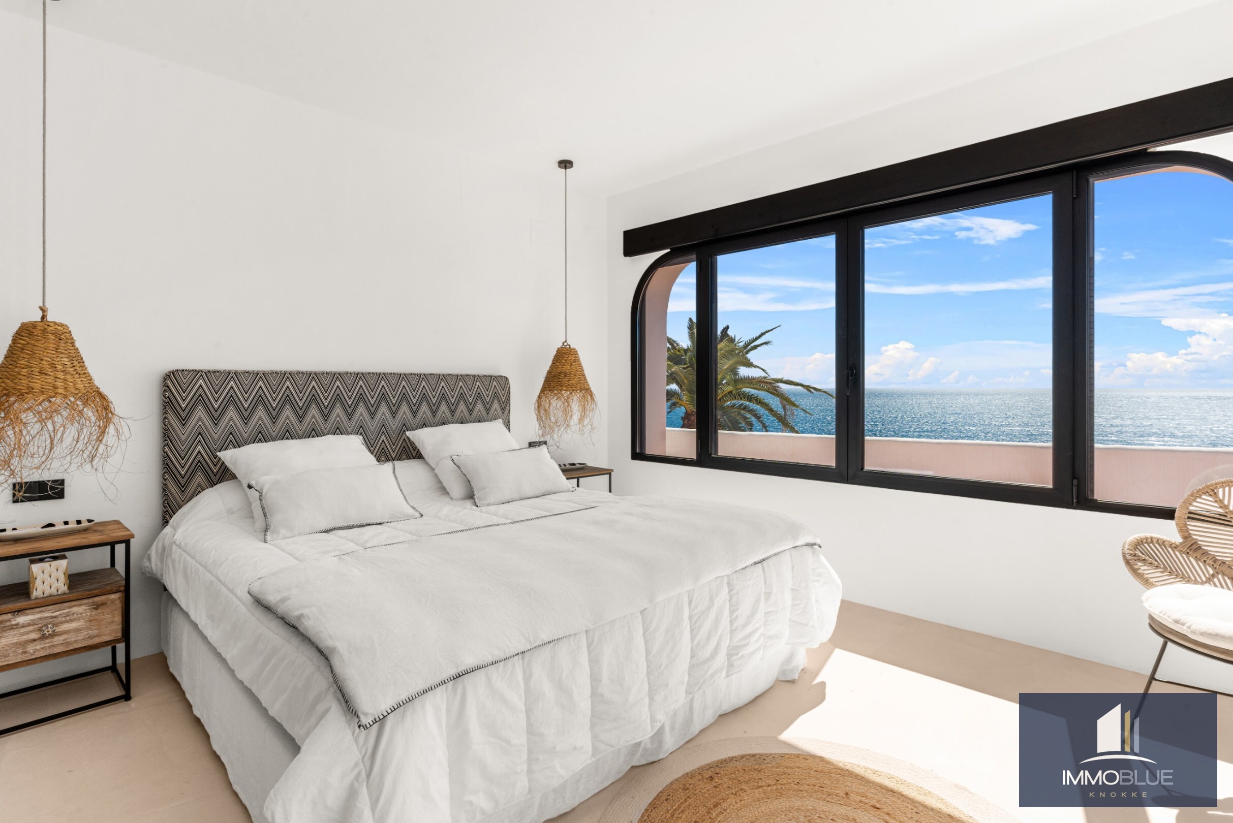 Villa méditerranéenne rénovée avec vue sur mer dans un environnement côtier calme 