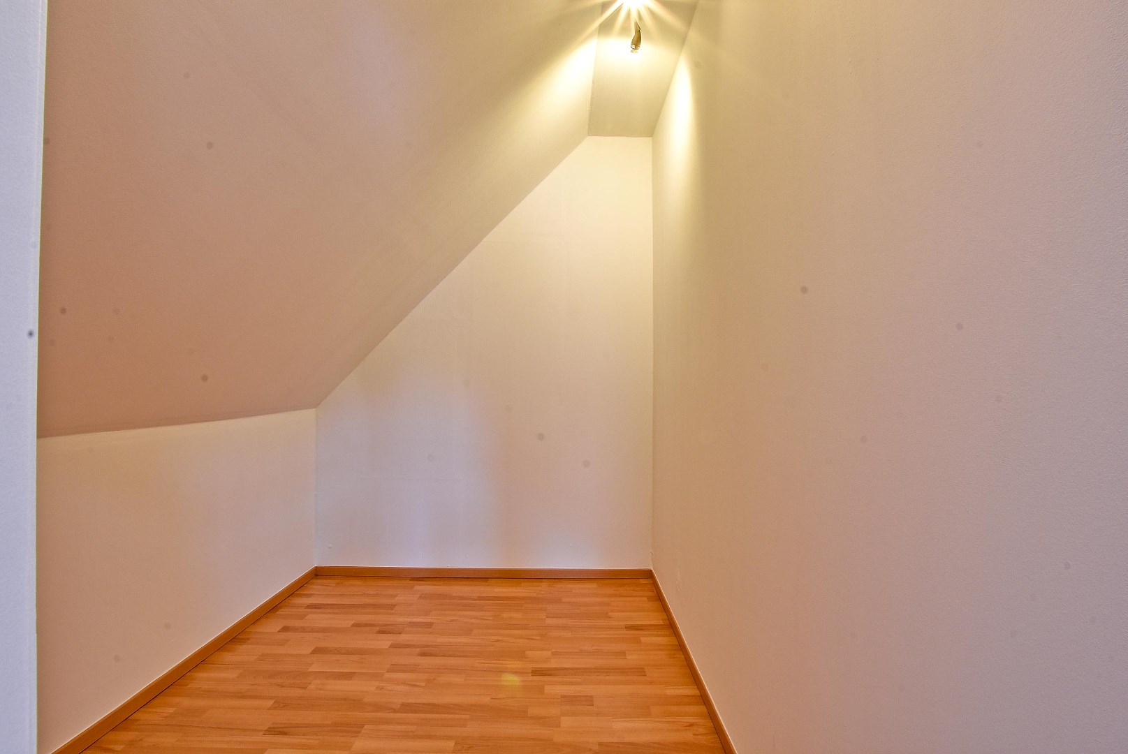 Halfopen bebouwing met mogelijkheid tot 7 slaapkamers, 2 badkamers en grote tuin in Aalter 