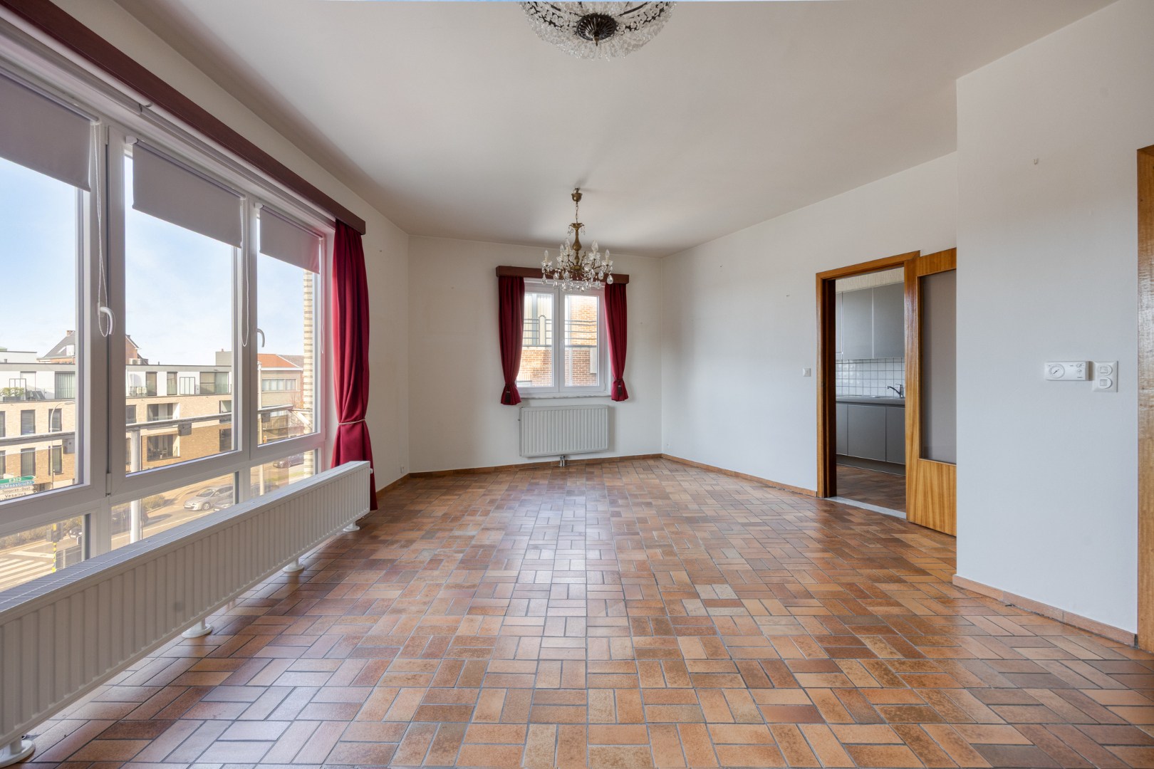 woonkamer met doorgang keuken