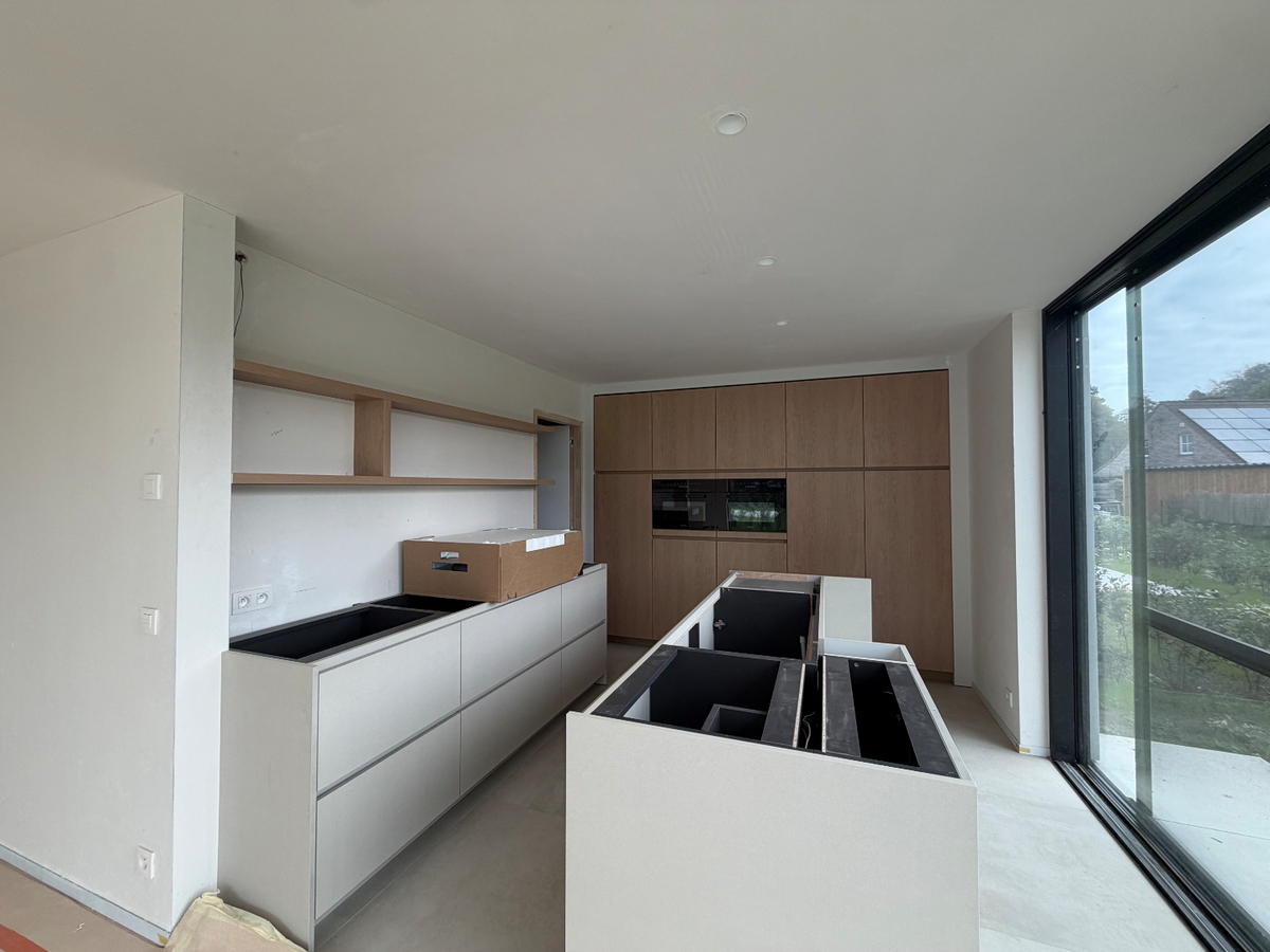 Ruime nieuwbouwwoning met terras en tuin. 
