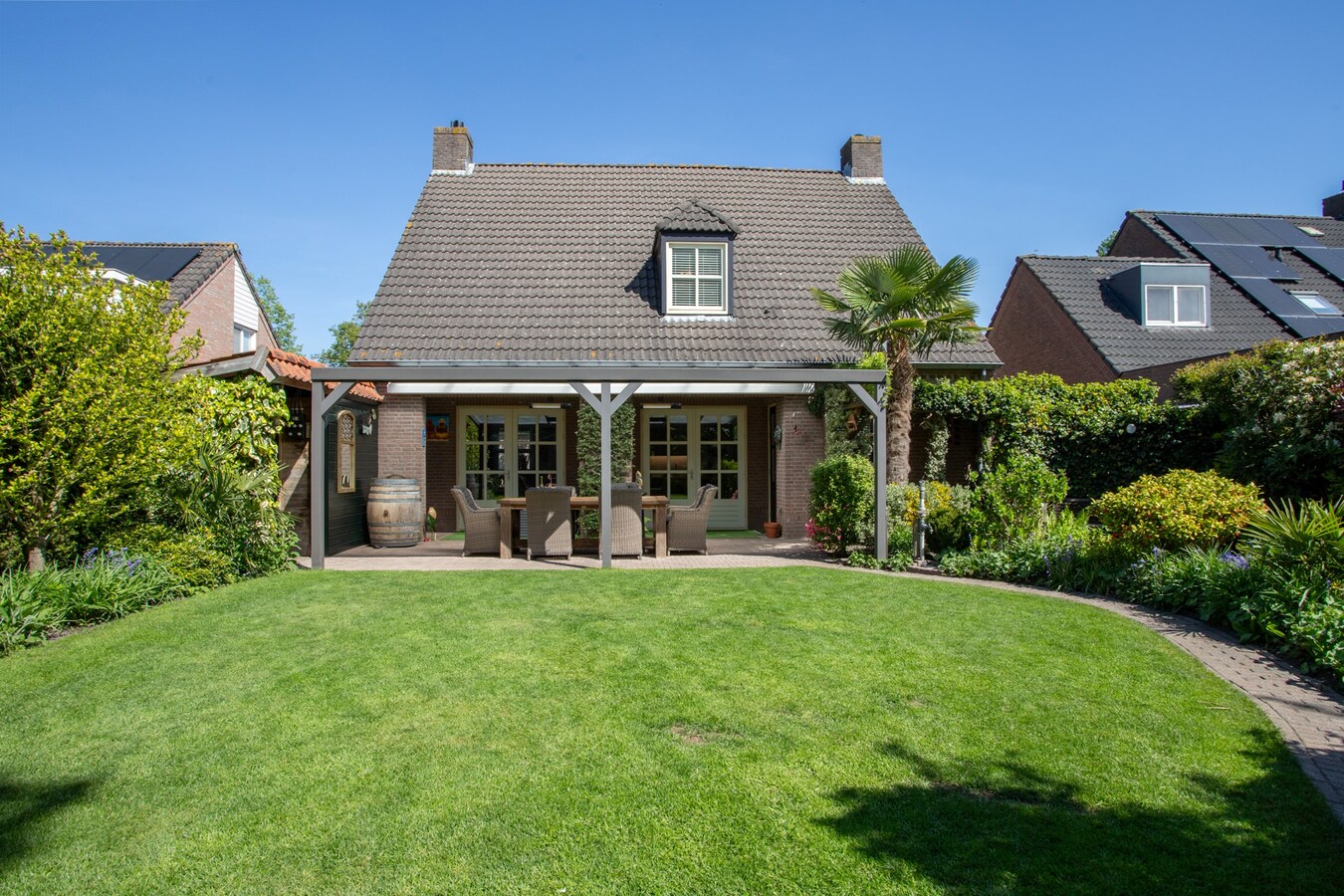 Royale vrijstaande woning gelegen op een perceel van 671 m2 met de tuin op het zuiden! 