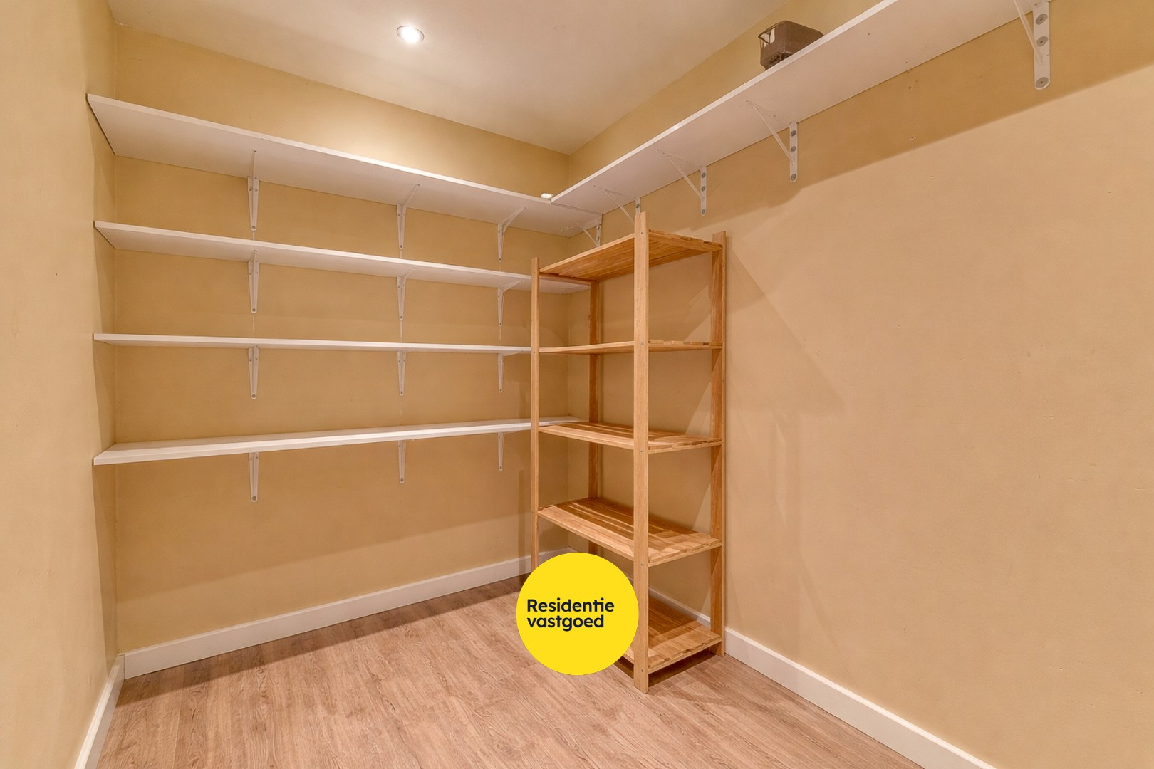 Centraal gelegen handelsruimte te Gistel 