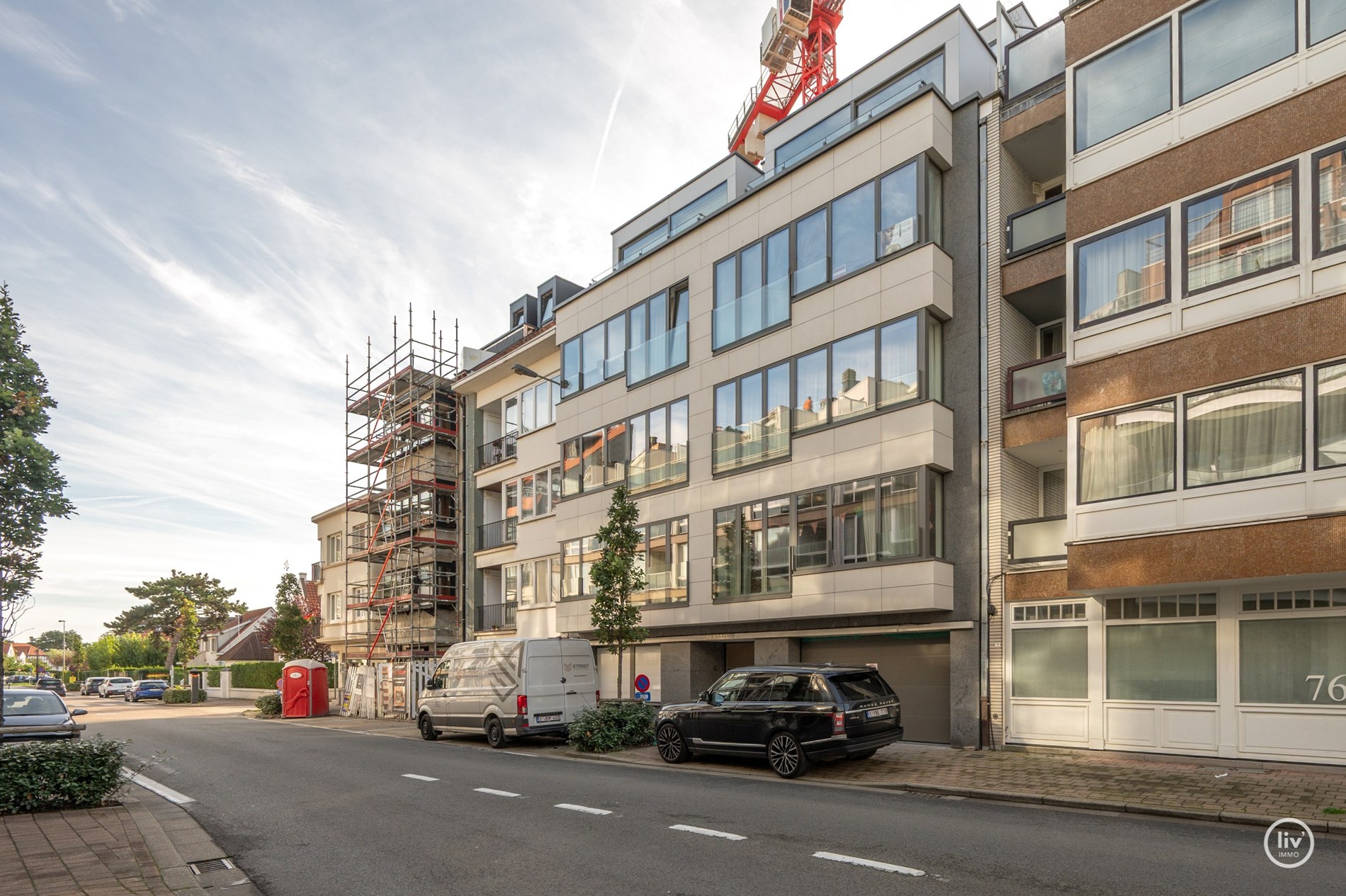 Résidence Akropolis : appartement rénové (largeur de façade d'environ 7 m) à vendre situé dans l'avenue Zoutelaan à Knokke, dans un bâtiment entièrement rénové tant à l'intérieur qu'à l'extérieur. 