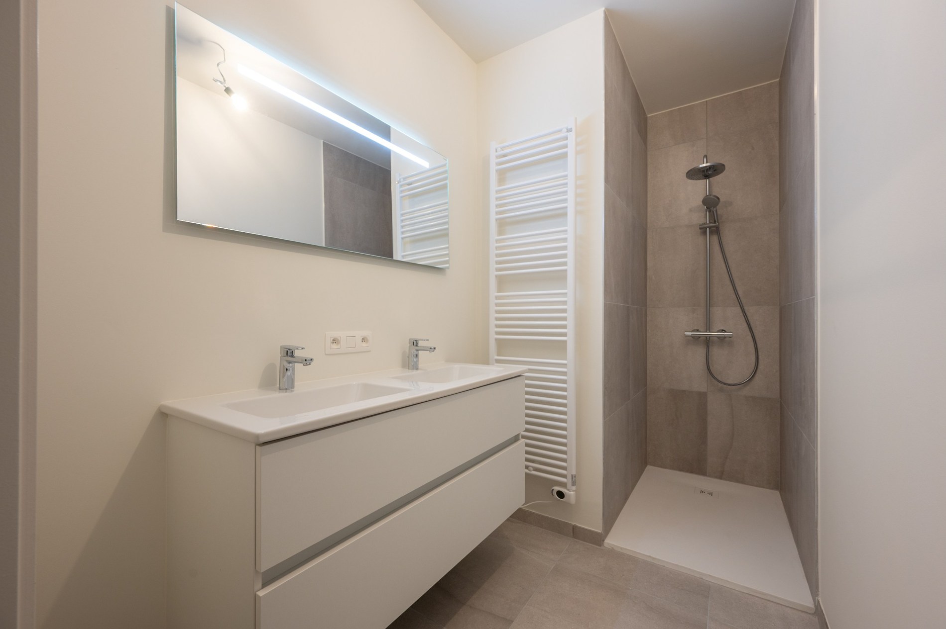 Centraal gelegen 2-kamer appartement te Res. Hoost op wandelafstand van de Zeedijk van Heist. 