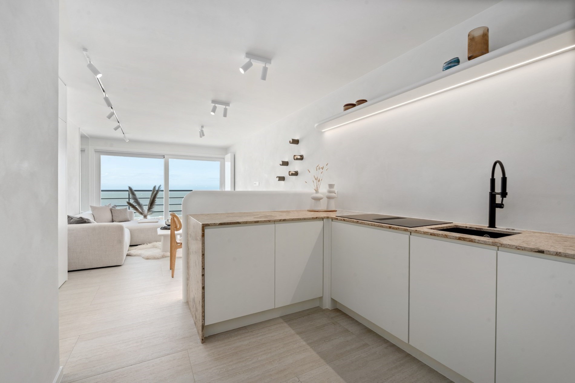 Appartement entièrement rénové bénéficiant d'une vue panoramique sur la digue de Duinbergen ! (possibilité d'achat d'un garage) 