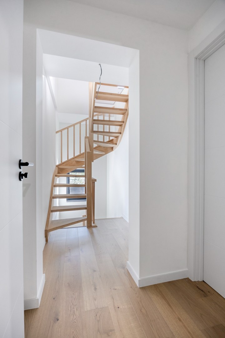 Volledig gerenoveerde woning met 3 slaapkamers, badkamers en tuin in Tienen! – EPC A - bewoonbare opp. 130 m² 
