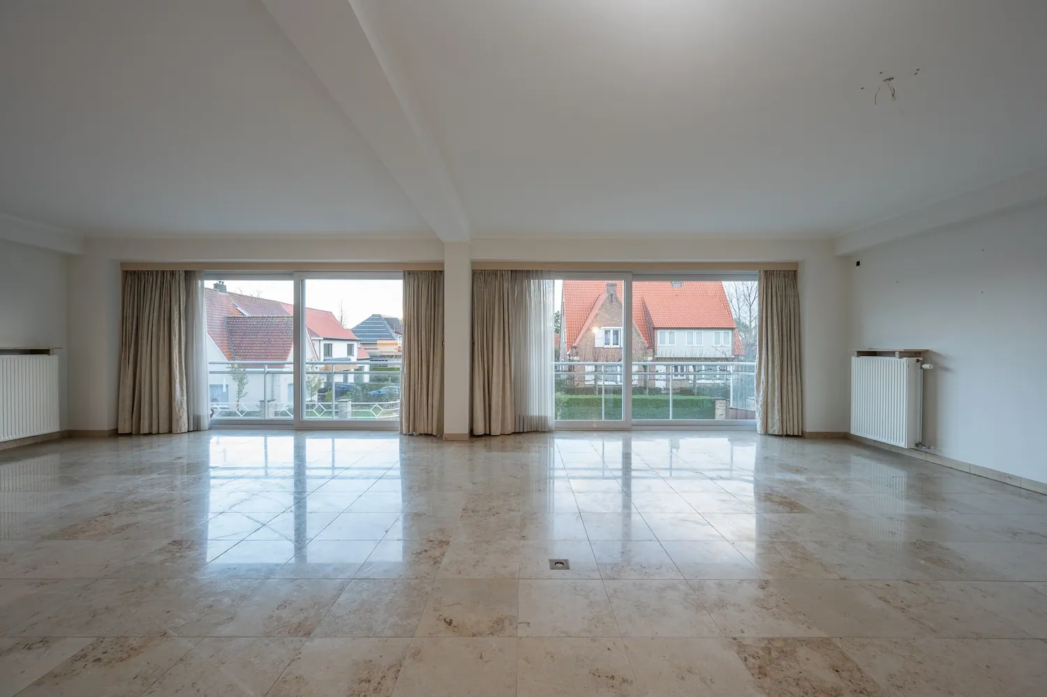 Ruim(165m2) woonappartement met mooie gevelbreedte van 10 meter en open zichten op de Piers de Raveschootlaan. Mogelijkheid tot aankoop van dubbele garagebox in het gebouw.