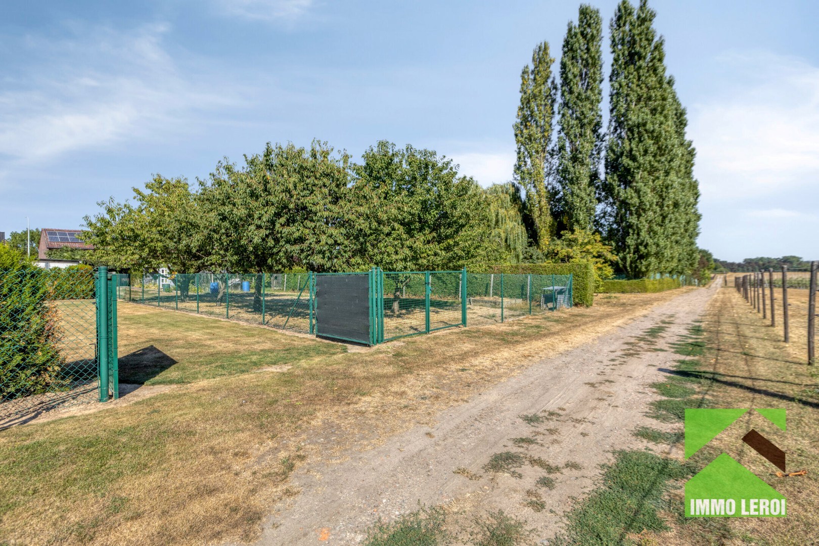 Ingang tuin via achtergelegen veldweg